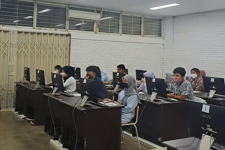 Peserta UTBK sedang mengikuti tes UTBK di Pusat UTBK UI, Selasa (9/5/2023).