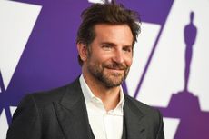 Bradley Cooper Gandeng Ibunya di Oscar 2022