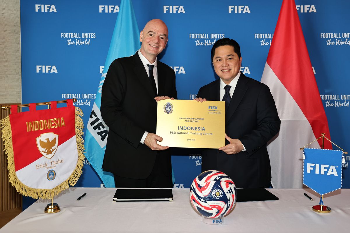 Presiden FIFA Gianni Infantino dan Presiden PSSI Erick Thorir saat pemberian penghargaan Gold Award untuk pembangungan National Training Center pada 17 Juni 2025 di Miami, Florida.