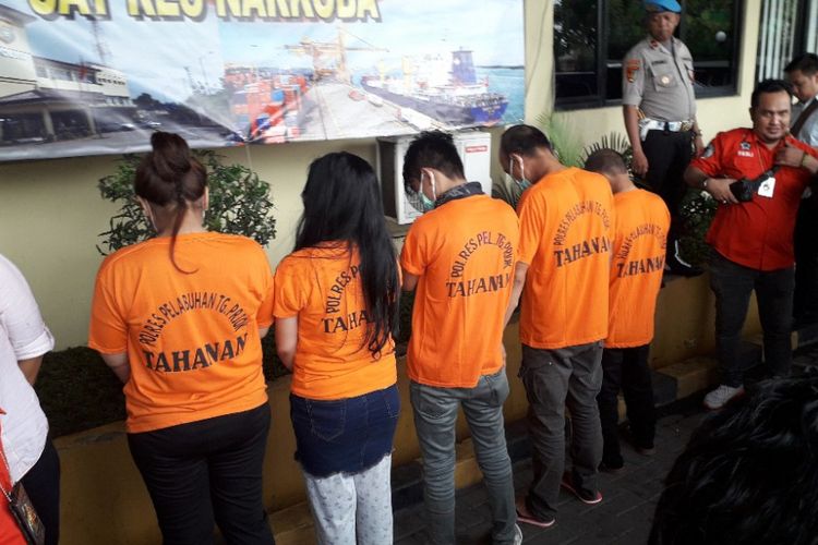 Aris Indonesian Idol dan empat tersangka penyalahgunaan narkoba lainnya saat dihadirkan dalam konferensi pers di Mapolres Pelabuhan Tanjung Priok, Rabu (16/1/2019).