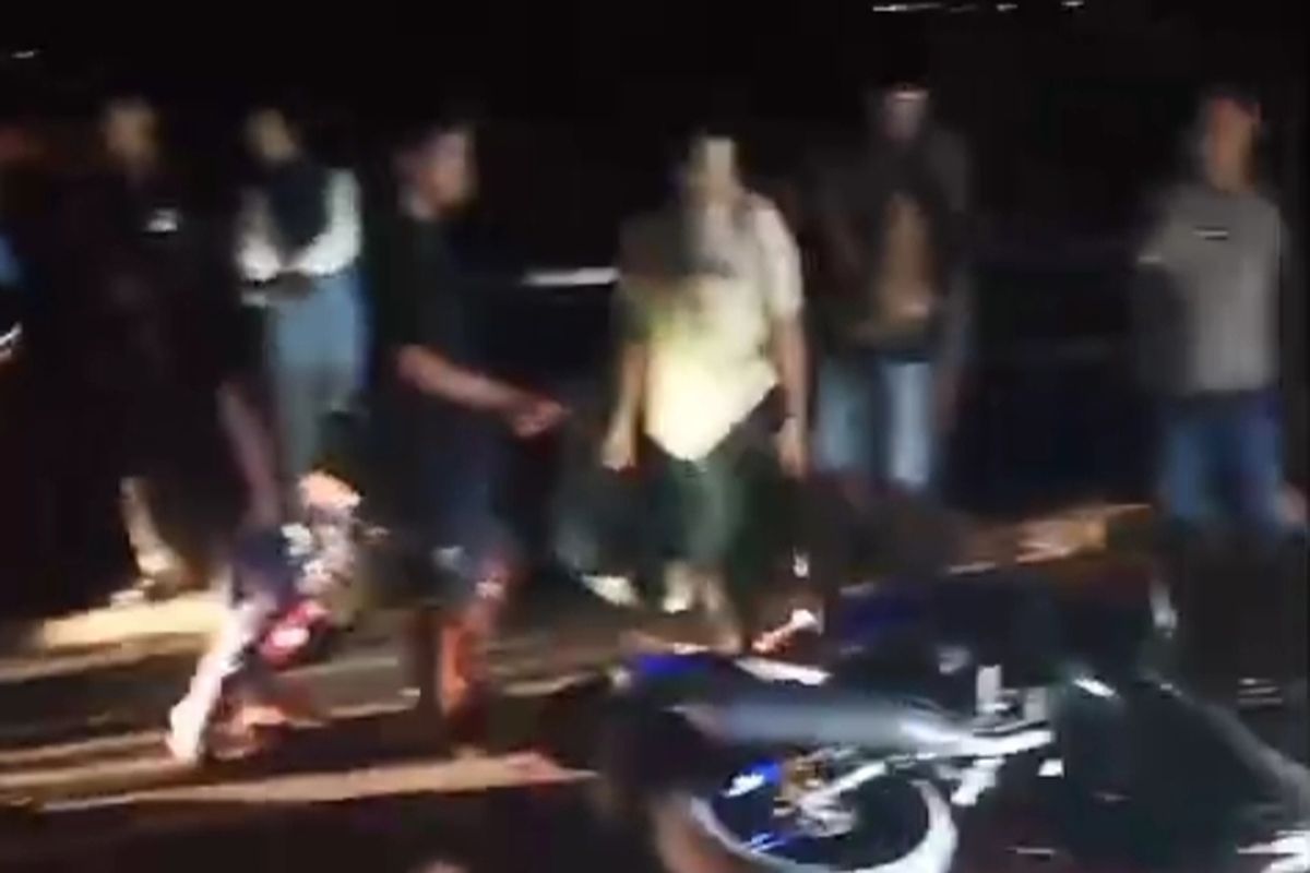 Kecelakaan lalulintas melibatkan 2 unit sepeda motor dan 1 unit truk di jembatan dermaga Pelabuhan Bajoe, Kabupaten Bone, Sulawesi Selatan menewaskan seorang anak buah kapal (ABK). Minggu, (9/6/2024).