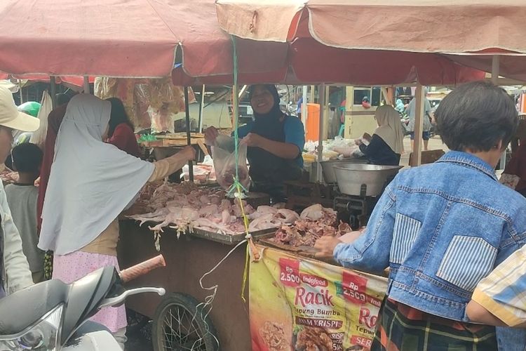 Samini, penjual daging ayam di Pasar Sumber, Kabupaten Cirebon, Jawa Barat mengucap syukur karena penjualan meningkat pada puasa pertama, Selasa (12/3/2024) siang. Penjualan meningkat dari 500-600 kilogram.