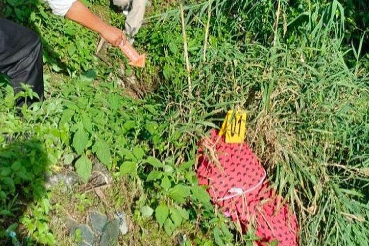 Penemuan mayat di bibir jurang Kelok Lauak dekat batas Kota Padang-Solok, Kelurahan Indarung, Kecamatan Lubuk Kilangan, Kota Padang, Sumatera Barat, Senin (14/10/2024). 
