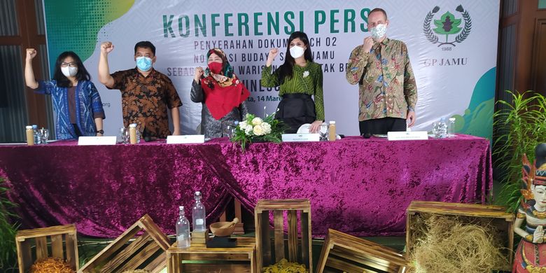 Berfoto dari kiri ke kanan dari arah pembaca, pada Senin (14/3/2022) di Jakarta, Sutradara Film tentang Jamu Jamu Wellness Culture Dara Bunga Rembulan,  Peneliti Mewakili Ketua Tim Kerja Nominasi Budaya Sehat Jamu Erwin J Skripsiadi,  Ketua Umum Gabungan Pengusaha Jamu dan Obat (GP) Jamu Pusat Dwi Ranny Pertiwi Zarman, Wakil Sekretaris Jenderal 4 GP Jamu Kusuma Ida Anjani, dan Konsultan Penelitian dan Penulis Dokumen ICH-O2 Gaura Mancacaritadipura.

GP Jamu menyerahkan dokumen Intangible Culture Heritage (ICH) O2 untuk Nominasi Budaya Sehat Jamu sebagai Calon Warisan Budaya Tak Benda UNESCO tahun 2022. 