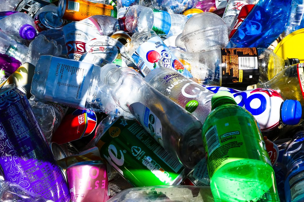 Ilustrasi BPA dalam kemasan plastik, efek buruk BPA dalam kemasan plastik untuk kesehatan. 
