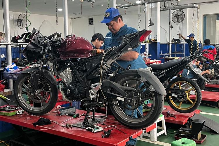 Ilustrasi servis motor Suzuki di bengkel resmi