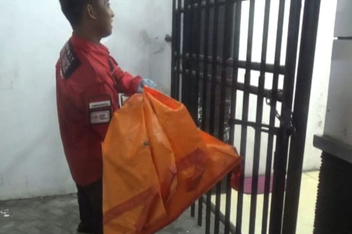 Sosok kepala manusia yang ditemukan di Sungai Konto Dusun Kedunglempuk, Desa Pesantren, Kecamatan Tembelang, Kabupaten Jombang, Jawa Timur, dievakuasi ke RSUD Jombang, Rabu (12/2/2025)