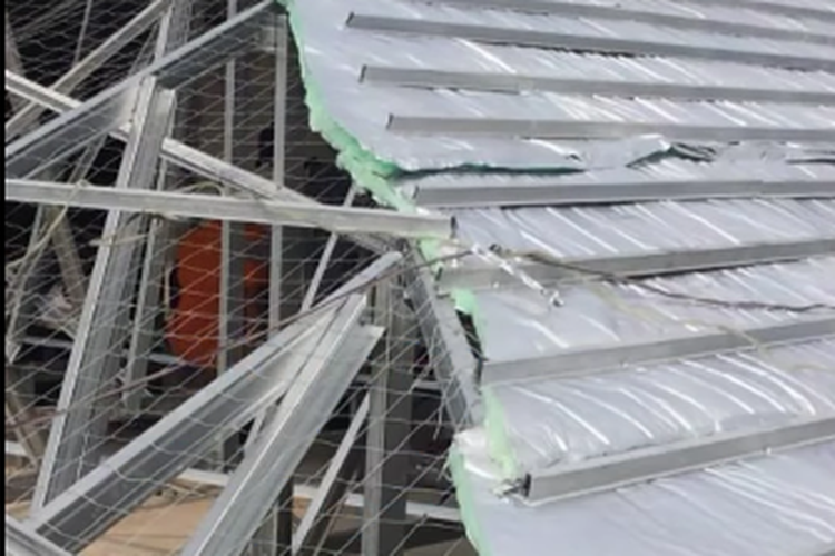 Pemasangan material insulasi atap pada rumah