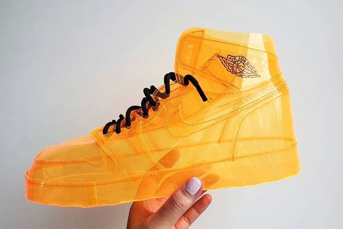 Sneaker ikonik Air Jordan 1 berbahan jelly transparan, dengan nuansa oranye cerah.