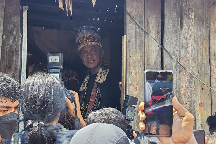 Calon Presiden Ganjar Pranowo saat meniinjau rumah tak layak huni di Sorong, Senin (20/11/2023).