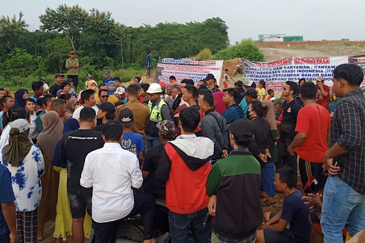 TUNTUT KOMPENSASI: Ratusan warga korban banjir bandang di Desa Wangandowo, Bojong, Kabupaten Pekalongan Jawa Tengah menutup akses jalan proyek pembangunan pabrik sepatu, Senin (22/4/2024).