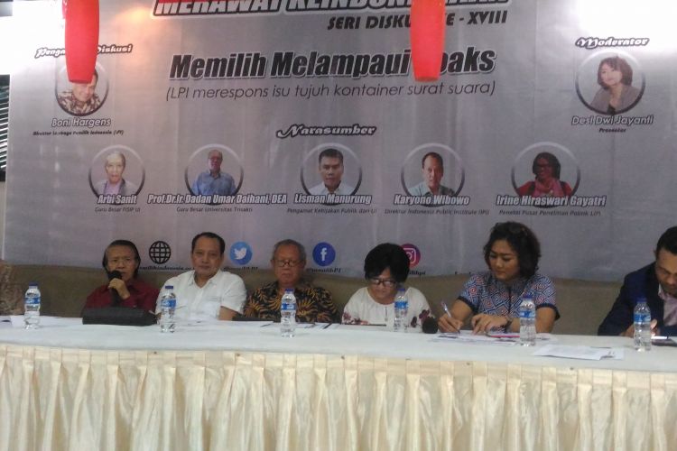 (Kiri-kanan) Lisman Manurung (Pengamat Kebijakan publik UI), Arbi Sanit (Guru besar FISIP UI), Dadan Umar Daihani (guru besar Trisakti), Karyono Wibowo (IPI), Irine Hiraswari Gavatri (LIPI), dan Boni Hargens (LPI) dalam diskusi dengan tema Memilih Melampaui Hoaks di Kuningan, Jakarta Selatan, Jumat (11/1/2019).     
