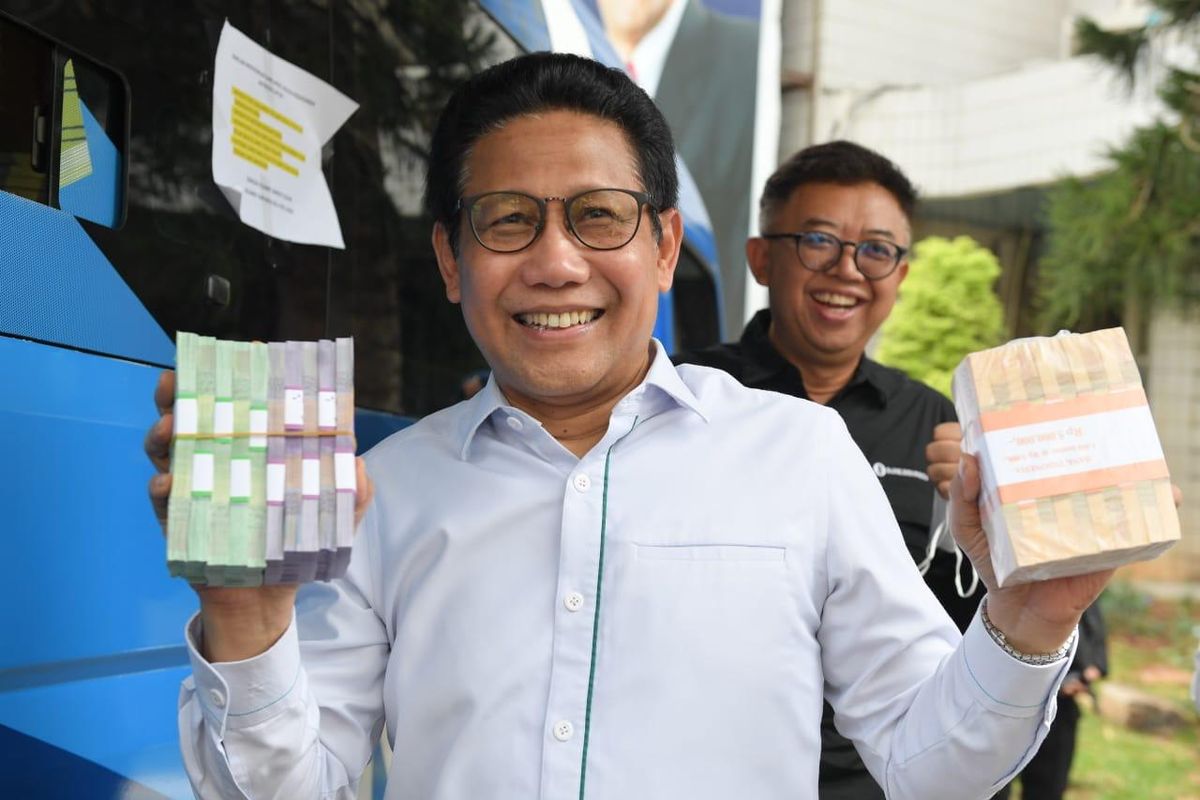 Menteri Desa, Pembangunan Daerah Tertinggal dan Transmigrasi (Menteri Desa PDTT) Abdul Halim Iskandar menukarkan uang rupiah lamanya dengan uang tunai baru di Mobil Kas Keliling BI di halaman Gedung Kemendes PDTT, Jakarta, Senin (25/4/2022). Bank Indonesia melayani penukaran uang baru bagi pegawai Kemendes PDTT menjelang Hari Raya Idul Fitri 1443 H.