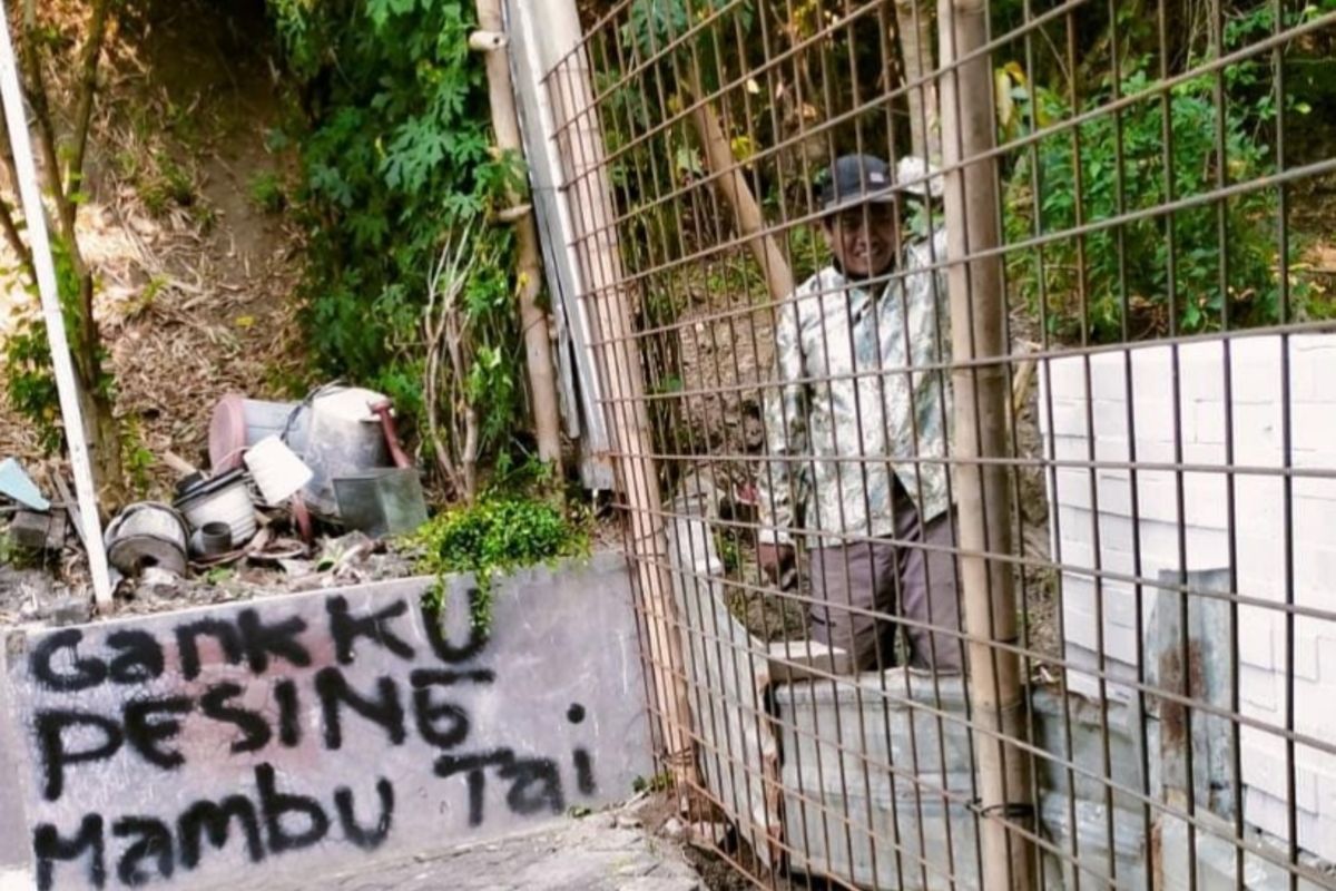 Penutupan jalan oleh warga di Jalan Sinar Mas VII RT 12 RW 1 Kelurahan Kedungmundu, Kecamatan Tembalang, Kota Semarang, Jawa Tengah, Senin (6/10/2025).