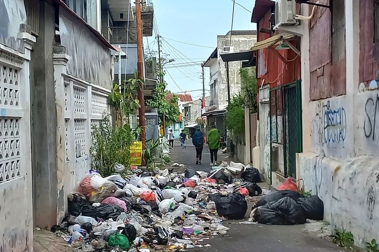 Sampah menutup Jalan Sastrodipuran Kota Yogyakarta DIY, Warga Tutup jalan pakai bambu, Kamis (3/8/2023)