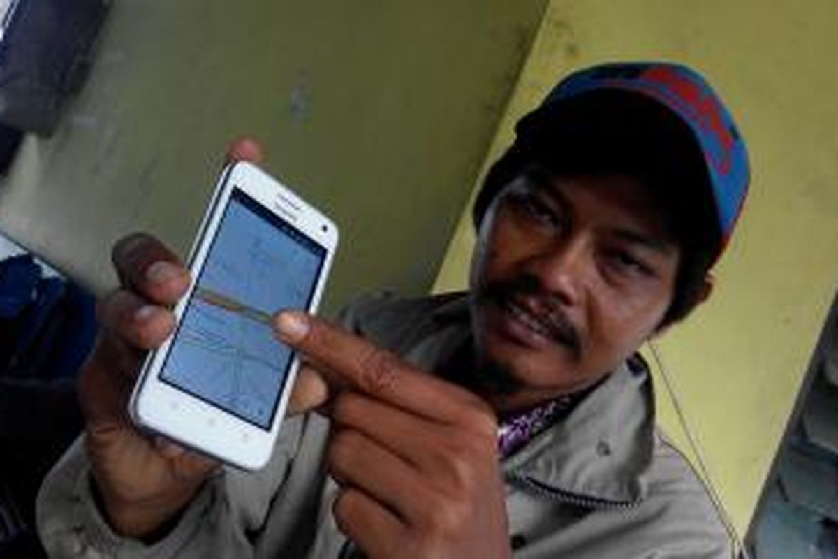 Kuswanto (33), menunjukkan lokasi dirinya di Google Map yang bisa terpantau oleh operator ojek berbasis aplikasi melalui Global Positioning System (GPS).