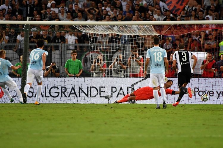 Striker Lazio, Ciro Immobile, mencetak gol penalti ke gawang Juventus pada partai Piala Super Italia di Stadion Olimpico, Roma, Minggu (13/8/2017).
