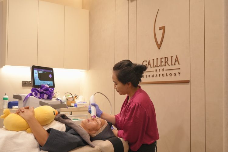 Galleria Rin Dermatology Clinic resmi meluncurkan perawatan terbaru Thermage FLX. Teknologi peremajaan kulit non-invasif ini dihadirkan untuk menjawab kebutuhan perawatan kulit yang aman, efektif, dan tanpa prosedur bedah.