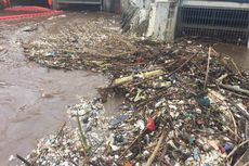 Dinas LH Angkut 1.200 Ton Sampah yang Dibawa Banjir Kiriman dari Bogor