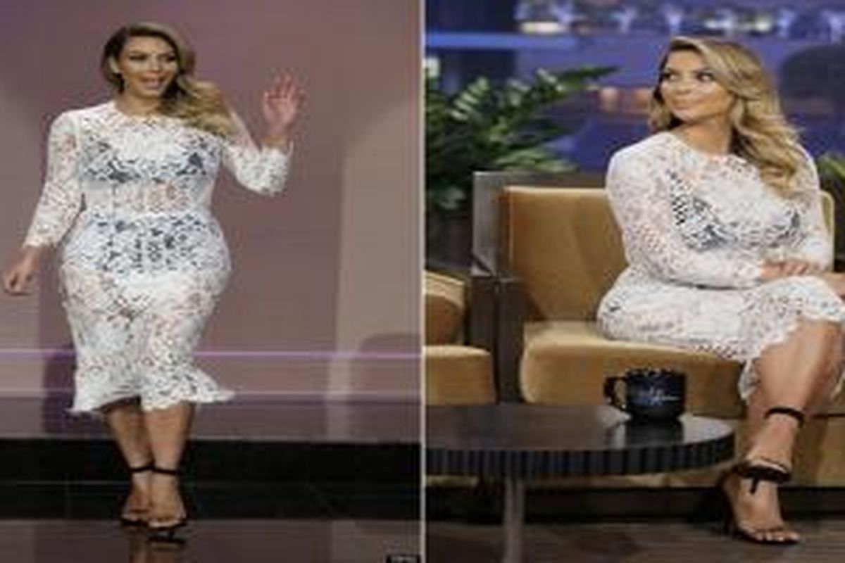 Gaun rilisan rumah mode Dolce & Gabanna, memendarkan tubuh seksi Kim Kardashian.