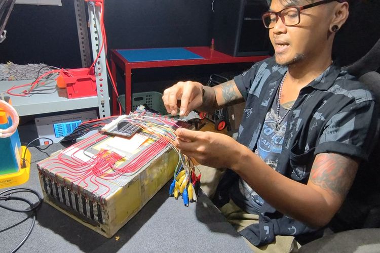 Bahaya Laten Limbah Sel Baterai Motor Listrik yang Rusak