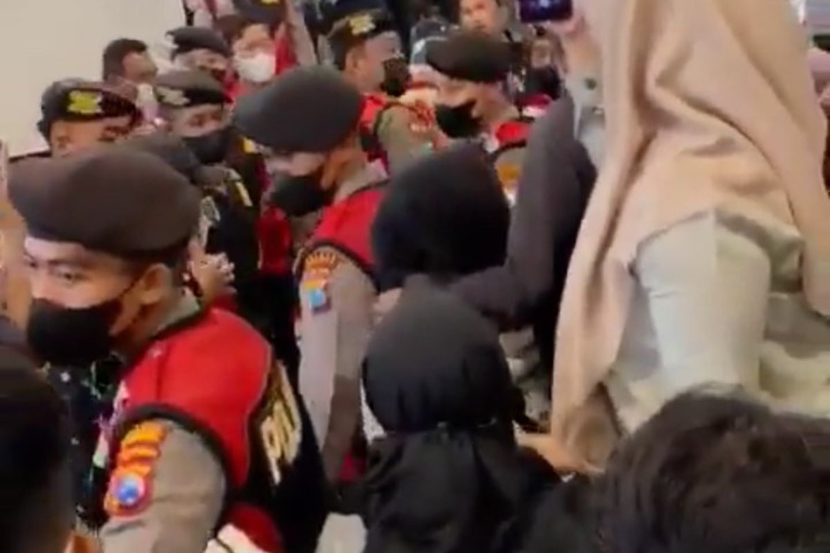 Tangkapan layar saat warga berkumpul di salah satu hall yang ada di Lamongan, menuntut kejelasan haknya dalam investasi yang diikuti.