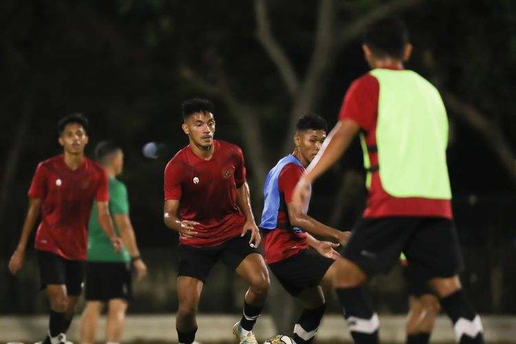 Timnas U22 Indonesia menjalani latihan menjelang SEA Games 2023 Kamboja pada 5-17 Mei 2023. Adapun fase grup cabor sepak bola putra SEA Games 2023 dimulai pada 29 April 2023. Timnas U22 Indonesia berada di Grup A bersama Kamboja, Filipina, Myanmar, dan Timor Leste. 