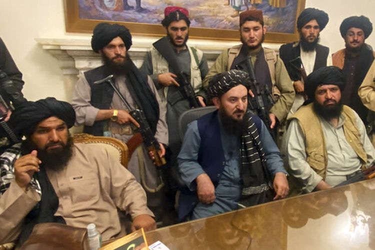 Para milisi Taliban menguasai istana kepresidenan Afghanistan setelah Presiden Afghanistan Ashraf Ghani melarikan diri dari negara itu, di Kabul, Afghanistan, Minggu (15/8/2021)