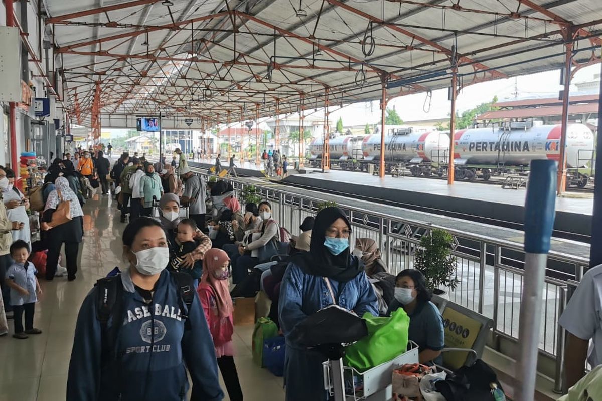Para penumpang menunggu kereta api di stasiun Madiun, Jumat (28/4/2023).