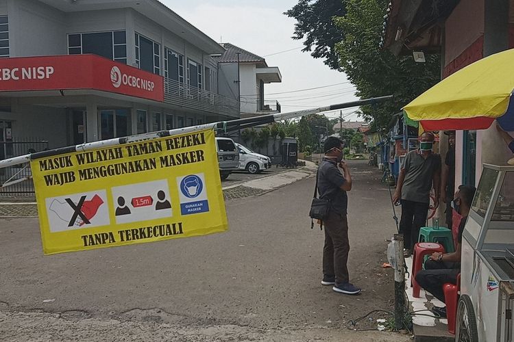 Suasana usai terjadi insiden di Perumahan Taman Rezeki, Kelurahan Ciriung, Kecamatan Cibinong, Kabupaten Bogor, Jawa Barat, Selasa (14/4/2020).