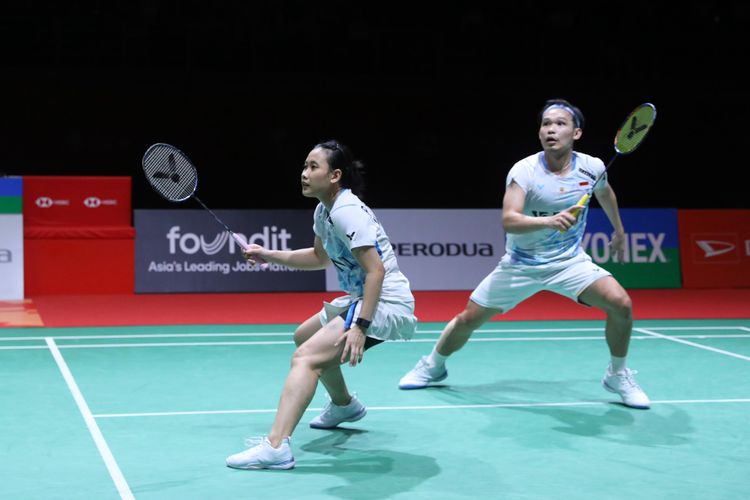 Ganda campuran Indonesia, Rinov Rivaldy/Pitha Haningtyas Mentari, finis sebagai runner-up Malaysia Masters 2024. Rinov/Pitha takluk dari wakil tuan rumah Goh Soon Huat/Lai Shevon Jemie dalam laga final Malaysia Masters 2024 di Axiata Arena, Kuala Lumpur, Minggu (26/5/2024).