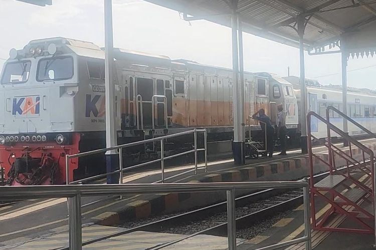 Dampak dari banjir yang melanda wilayah Semarang, Jawa Tengah, jadwal keberangkatan KA Pandalungan dan KA Blambangan Ekspres di Stasiun Pasuruan berubah, Selasa (20/1/2026) 