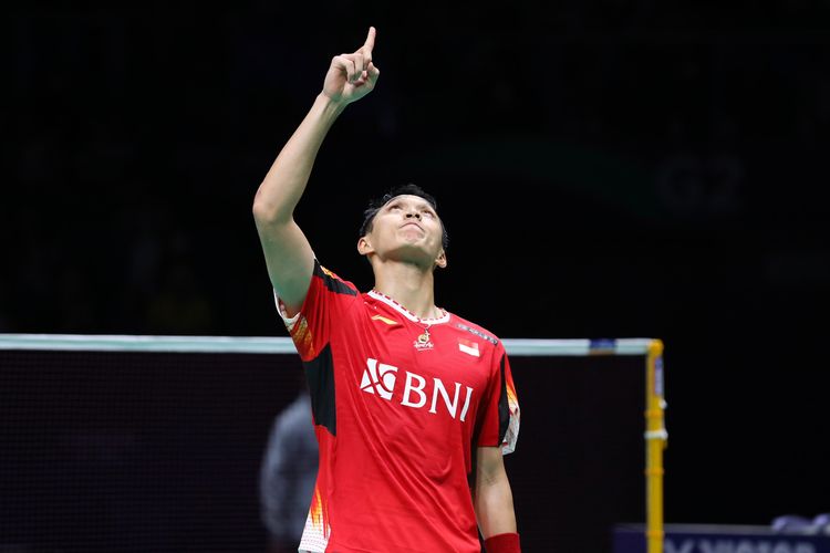 Momen Jonatan Christie merayakan kemenangan atas Wang Tzu Wei pada laga semifinal Thomas Cup 2024 antara Indonesia vs Taiwan di Hi-Tech Zone Sports Centre Gymnasium, Sabtu (4/5/2024). Indonesia lolos ke final Thomas Cup 2024 usai mengalahkan Taiwan 3-0.