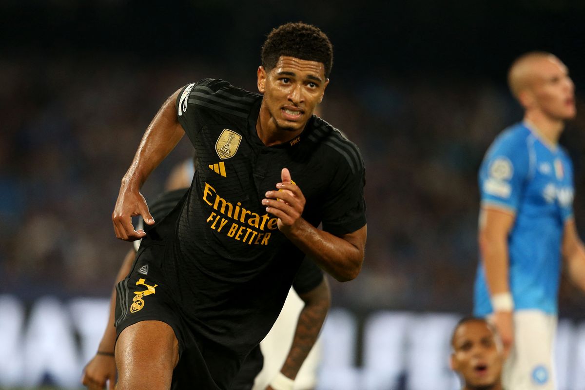 Gelandang Real Madrid, Jude Bellingham, melakukan selebrasi setelah mencetak gol kedua timnya ke gawang Napoli pada matchday kedua Grup C Liga Champions 2023-24 di Stadion Diego Armando Maradona, Naples, Selasa (3/10/2023).