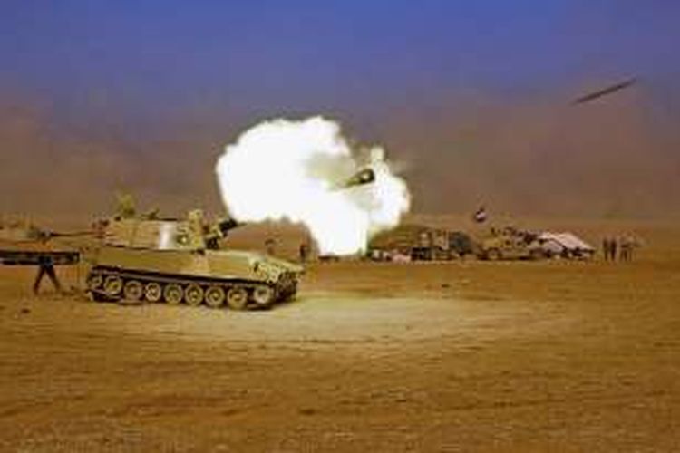 Kendaraan tempur M109 self-propelled howitzer milik pasukan Irak, menembak pasukan ISIS di desa Tall al-Tibah, sekitar 30 kilometer selatan kota Mosul, 19 Oktober 2016. Pada 17 Oktober lalu, PM Haider al-Abadi mengumumkan dimulainya operasi militer besar-besaran untuk merebut Mosul, kota terbesar Irak sekaligus basis terakhir ISIS di negeri itu.