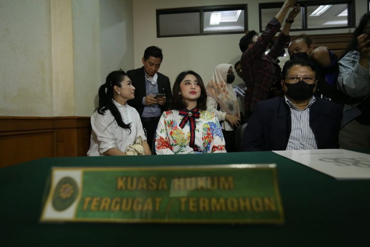 Penyanyi dangdut Dewi Perssik menjalani sidang perdana kasus perceraiannya dengan Angga Wijaya di Pengadilan Agama Jakarta Selatan. Agenda sidang perdana ini adalah mediasi.