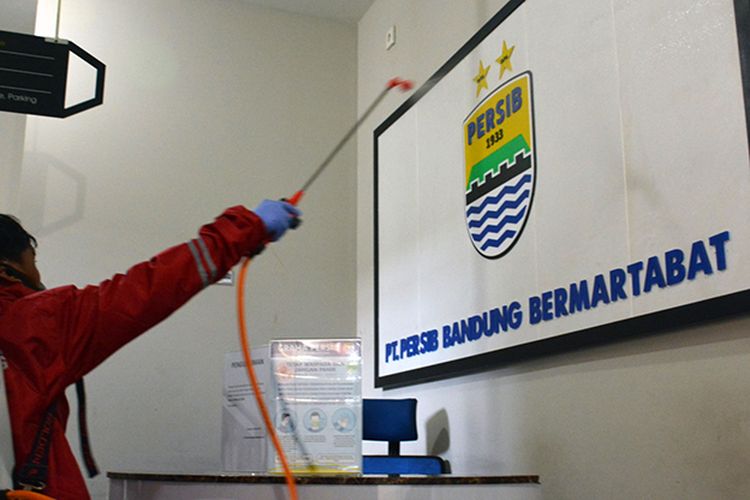 Salah seorang petugas PMI Kota Bandung tengah melakukan penyemprotan cairan desinfektan pada salah satu ruangan di Graha Persib, Kota Bandung, Selasa (24/3/2020). 