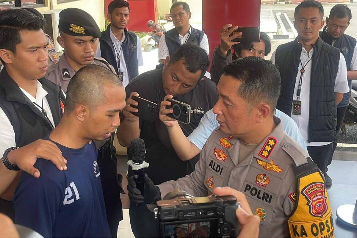 Kapolresta Bandung Kombes Pol Aldi Subartono saat mengintrograsi NF (27) pelaku pembunuhan kekasihnya di Kecamatan Margahayu, Kabupaten Bandung, Jawa Barat, Rabu (19/2/2025)