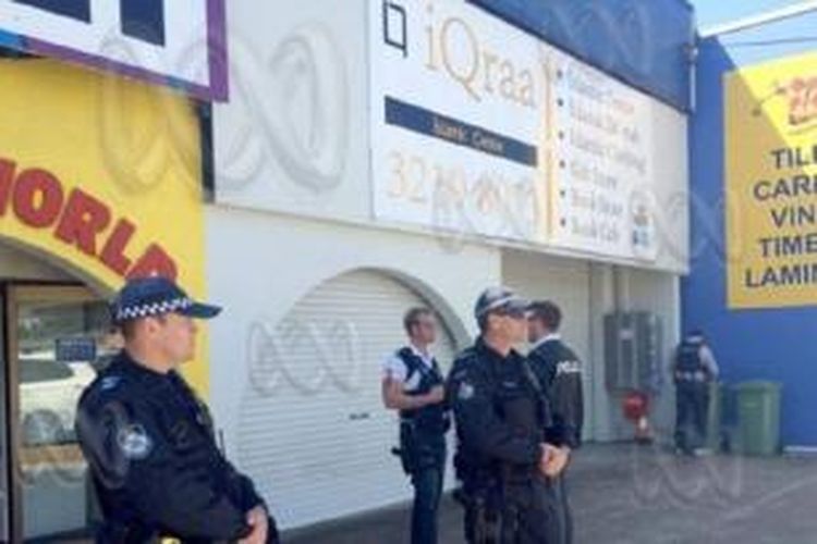 Polisi berjaga-jaga di depan toko buku Islami di Logan, Queensland, Australia