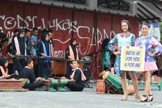 Pamerkan Batik Buatannya, Pelajar SMP Gelar Fashion Show di Jalan Raya