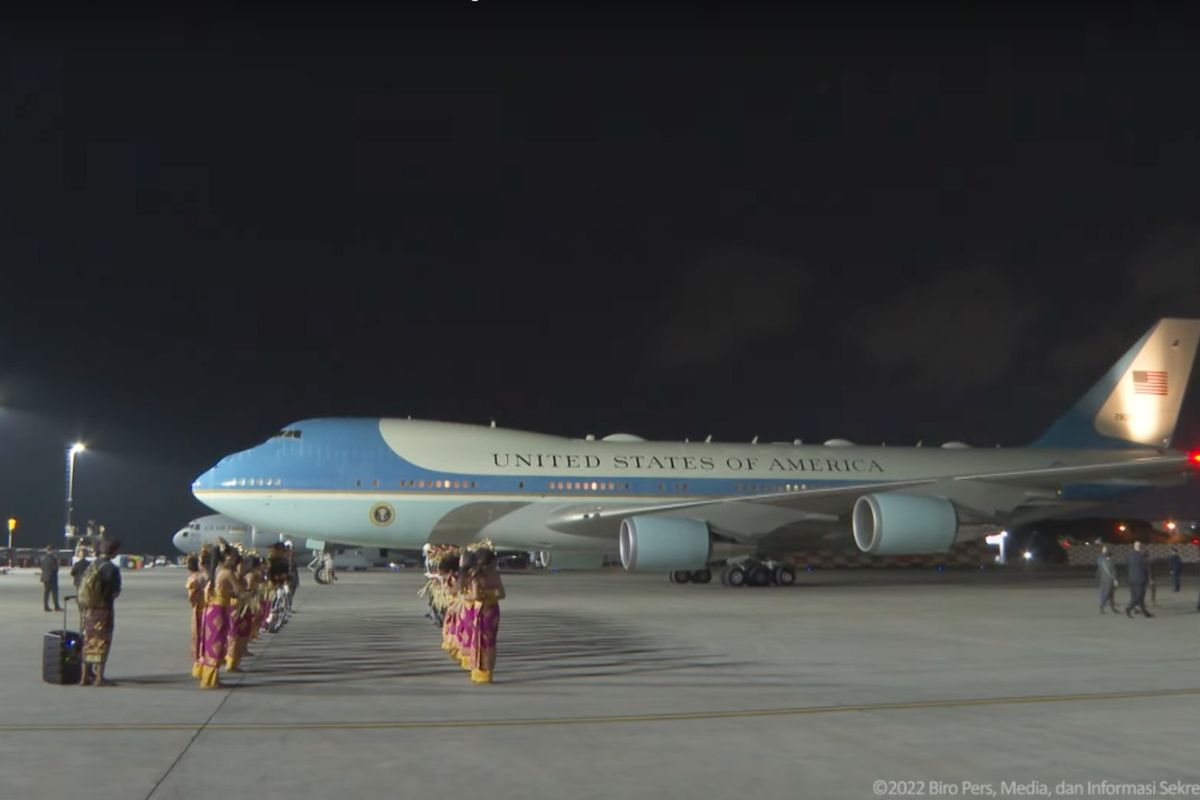 Pesawat kepresidenan Amerika Serikat, Joe Biden, saat tiba di Bandara Internasional Ngurah Rai, Tuban, Badung, Bali, pada Minggu (13/11/2022). //Dok. Humas PT Angkasa Pura I Bandara I Gusti Ngurah Rai Bali