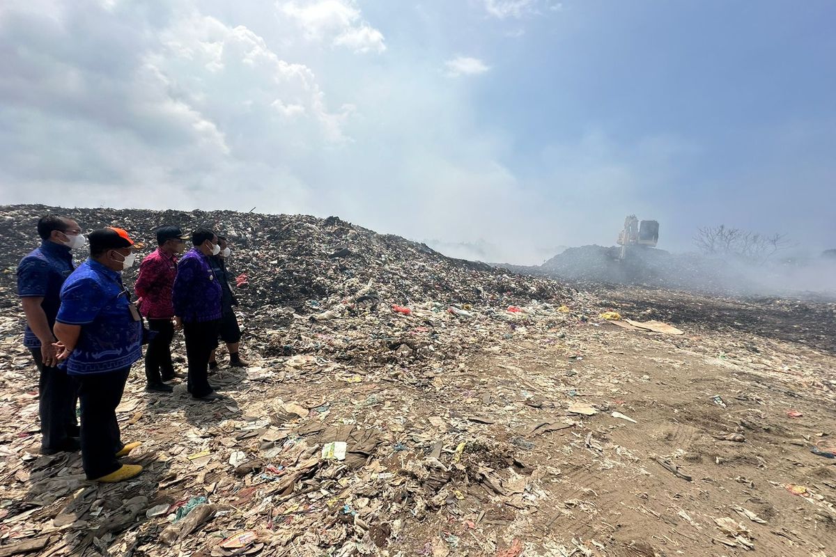 Kondisi Tempat Pembuangan Akhir (TPA) Bengkala, di Desa Bengkala, Kecamatan Kubutambahan, Kabupaten Buleleng, Provinsi Bali, yang terbakar.