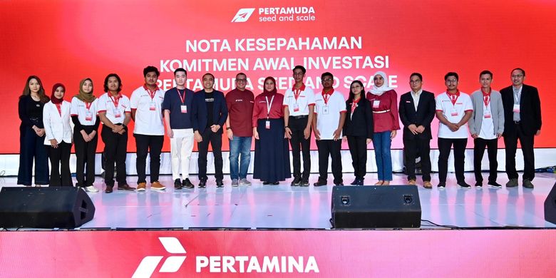  Peserta Inovator Muda Pertamuda Seed and Scale terpilih bersama Investor usai melakukan penandatanganan nota kesepahaman komitmen awal investasi, yang berlangsung di Surabaya, Rabu (20/11/2024).
