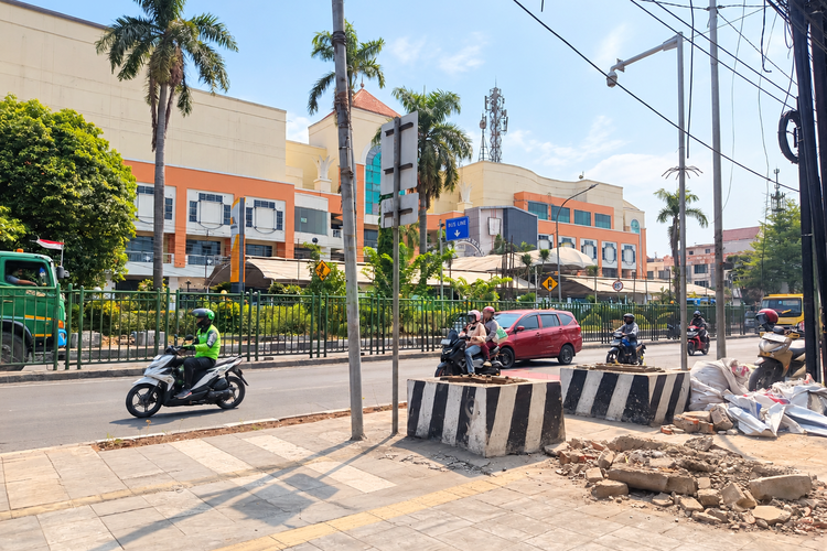 JPO Depan Grand Mall Bekasi Dibongkar Usai Tersangkut Ekskavator, Pemkot Kaji Lokasi Baru