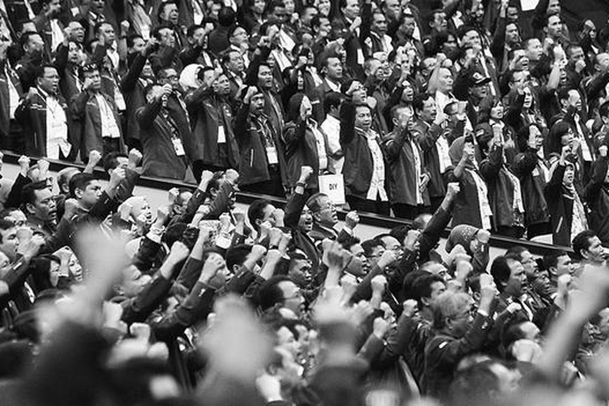 Ribuan kader Partai Demokrat memberi dukungan kepada Ketua Dewan Pembina Partai Demokrat  Susilo Bambang Yudhoyono saat memberi sambutan sebelum membuka Rapat Koordinasi Nasional di Sentul International Convention Center, Bogor, Jawa Barat, Sabtu (23/7). Rakornas yang juga dihadiri Ny Ani Yudhoyono  itu membahas permasalahan internal Partai Demokrat dengan tema Konsolidasi, Perbaikan, dan Peningkatan Kinerja.