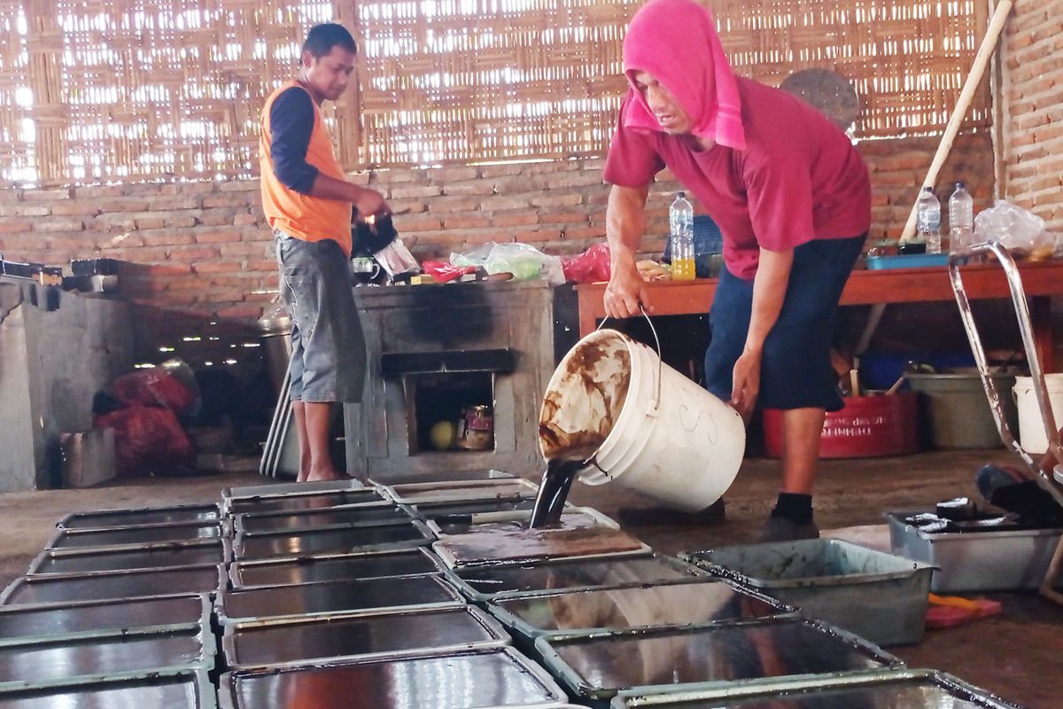 Produsen adalah individu atau badan usaha yang melakukan kegiatan produksi barang atau jasa. 