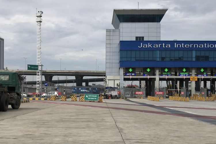 Pintu masuk Jakarta International Container Terminal di Pelabuhan Tanjung Priok, Jakarta Utara pada Selasa (15/6/2021) siang.