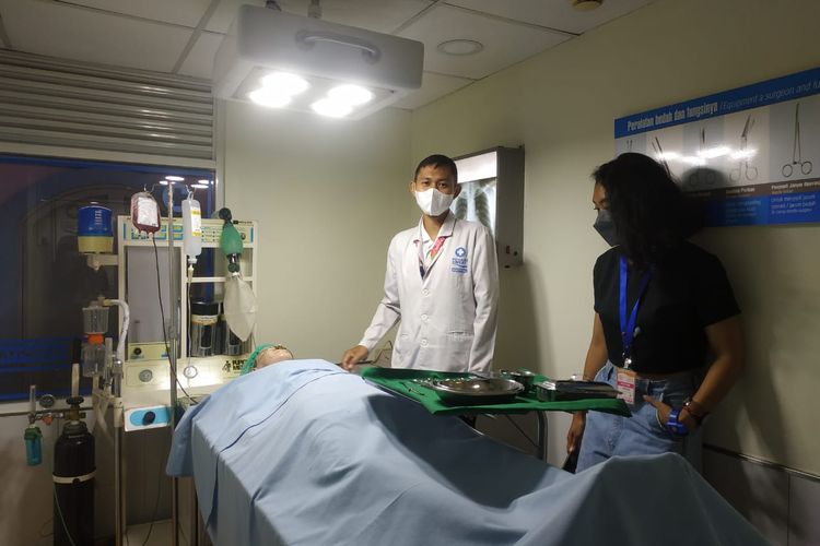 Mengoperasi pasien sebagai dokter bedah di KidZania Jakarta