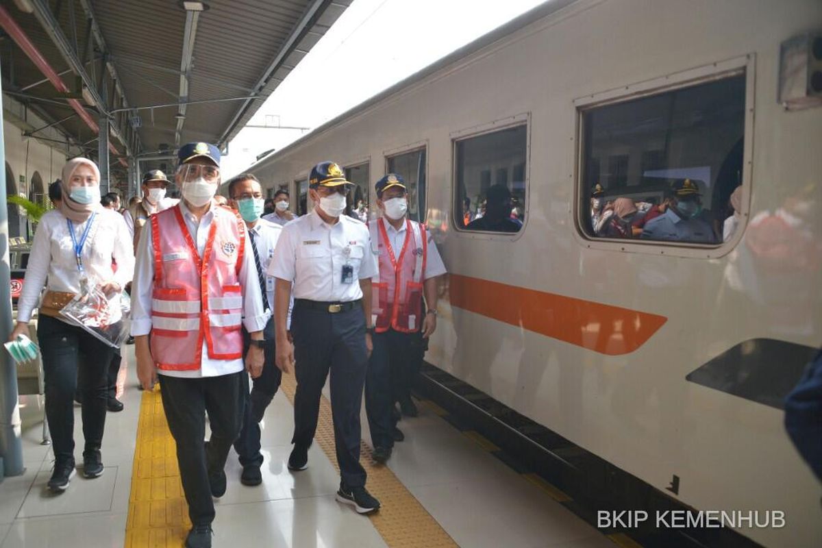 Menteri Perhubungan Budi Karya Sumadi saat meninjau penerapan kebijakan larangan mudik di Stasiun Kereta Api Pasar Senen, Sabtu (8/5/2021).