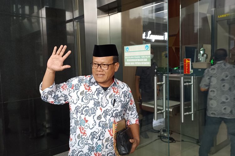 Ketua Indonesia Police Watch (IPW), Sugeng Teguh Santoso melaporkan seorang wakil menteri (Wamen) berinisial EOSH ke Komisi Pemberantasan Korupsi (KPK) mengenai dugaan aliran dana Rp 7 miliar yang diduga sebagai gratifikasi, pemerasan dalam jabatan, atau lainnya, Selasa (14/3/2023).